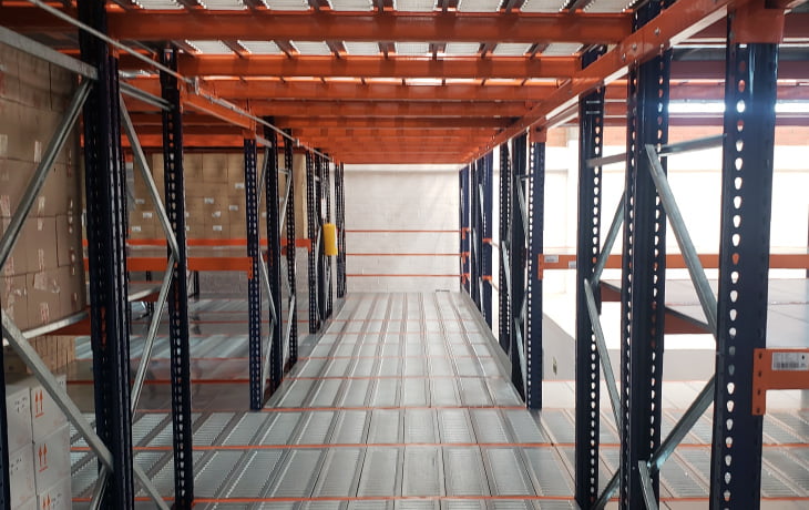 Estantería entrepiso con elevador, dos niveles. Modultec