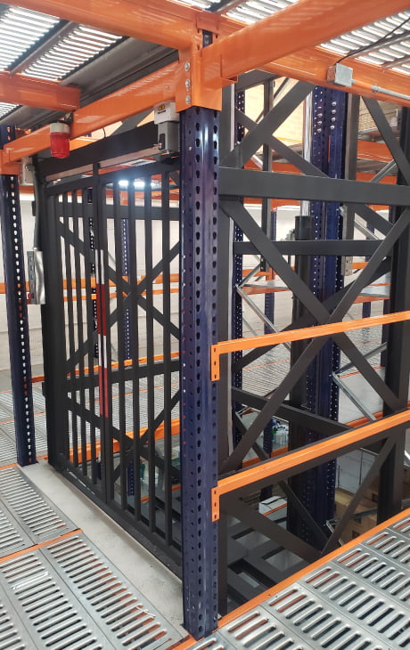 Estantería entrepiso con elevador. Modultec