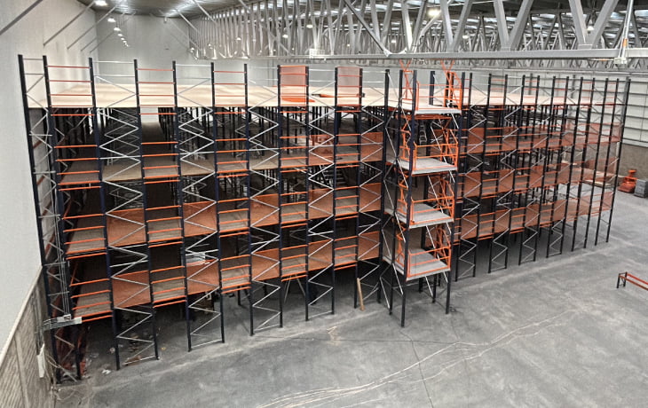 Expansión del almacenamiento con estantería entrepiso. Modultec
