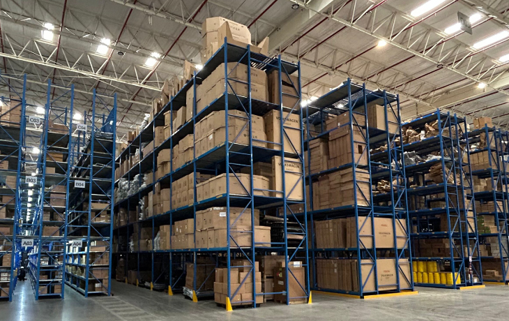 Estantería con entrepiso de 9 m y traslado de 2.200 posiciones | Proyecto Modultec