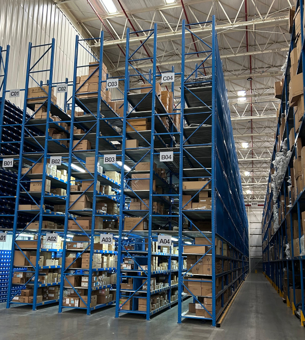 Estantería con entrepiso de 9 m y traslado de 2.200 posiciones | Proyecto Modultec
